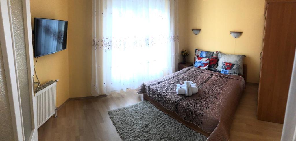Postel nebo postele na pokoji v ubytování Rubint Apartman