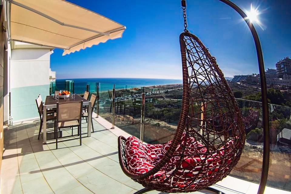 een hangmat op een balkon met uitzicht op de oceaan bij Arenales Beach in Arenales del Sol