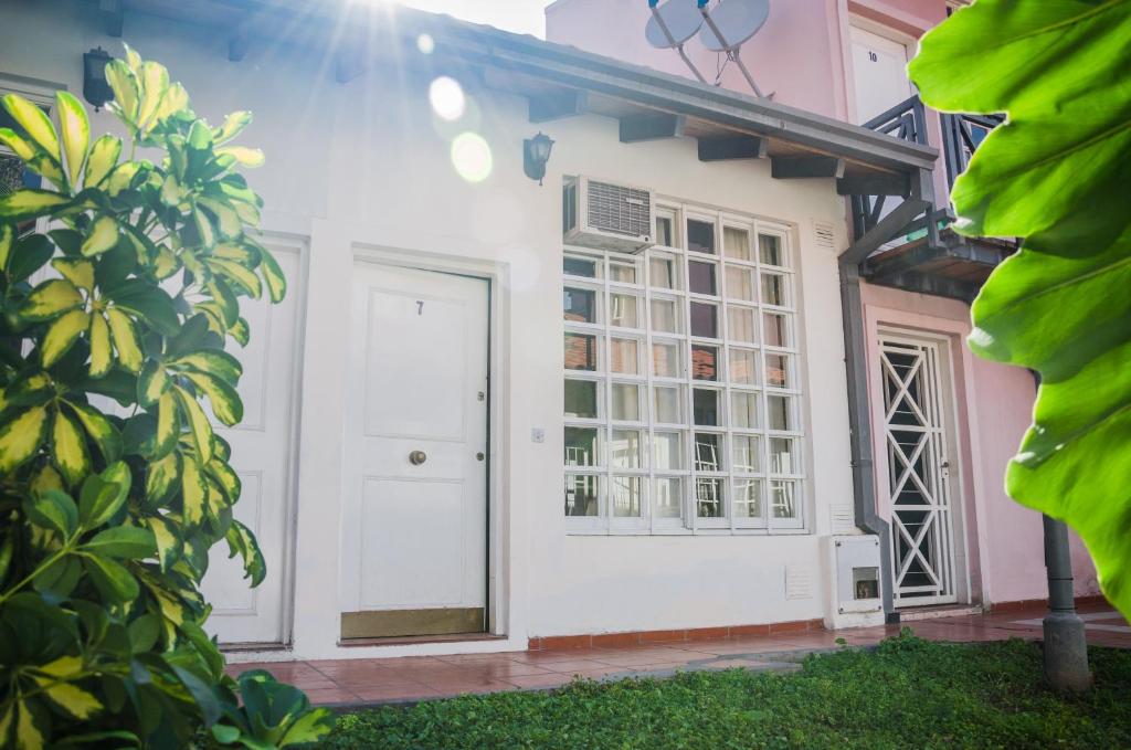 una puerta delantera de una casa rosa con una puerta blanca en Departamento Loft, en medio de la ciudad en Mendoza