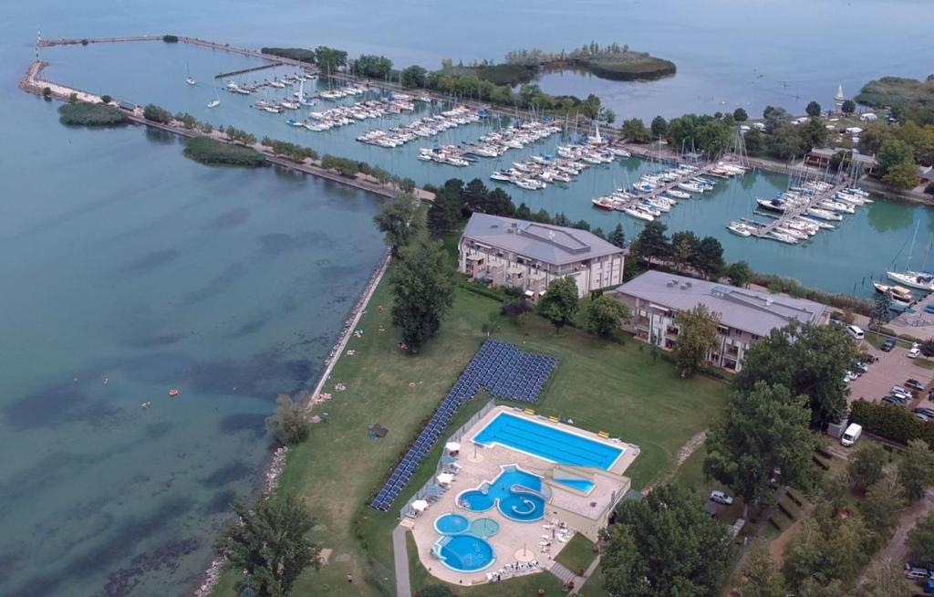 una vista aérea de un puerto deportivo con muchos barcos en Marina Apartman, en Balatonszemes