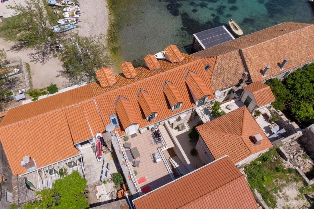 einen Blick über ein Haus mit orangefarbenen Dächern in der Unterkunft Emily Apartment in Suđurađ