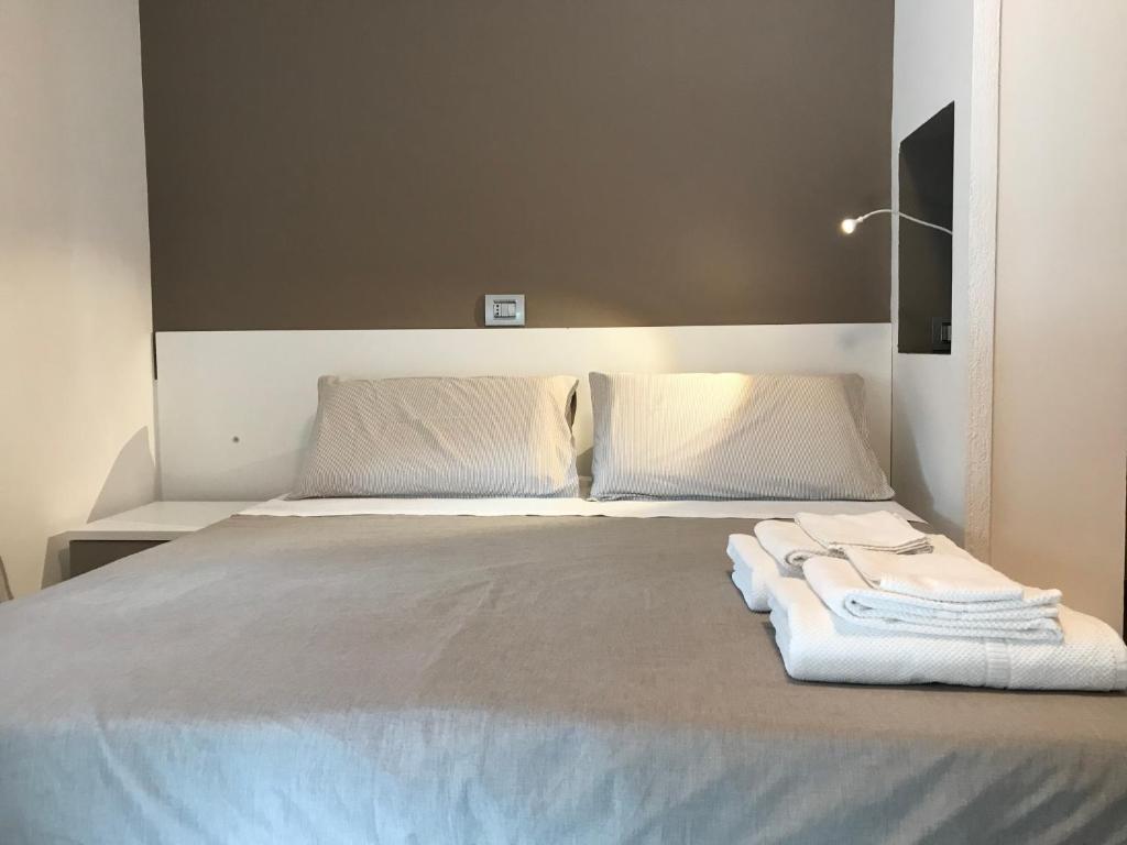 Łóżko lub łóżka w pokoju w obiekcie La Maggiolina camere La Spezia