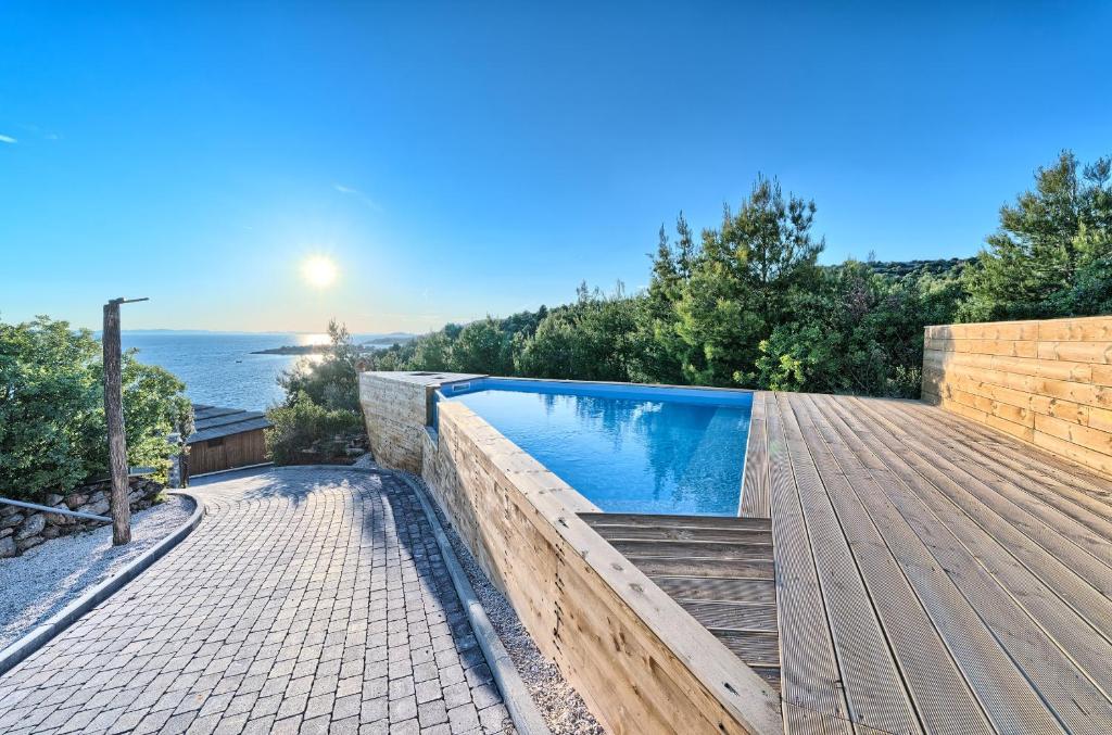 Bazén v ubytování Golden Haven Luxe Glamp Resort nebo v jeho okolí