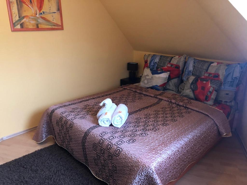 Postel nebo postele na pokoji v ubytování Rubint Apartman