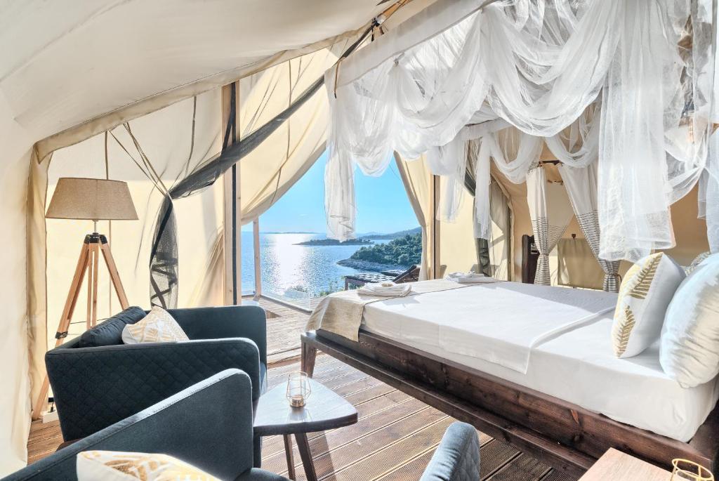 Postel nebo postele na pokoji v ubytování Golden Haven Luxe Glamp Resort