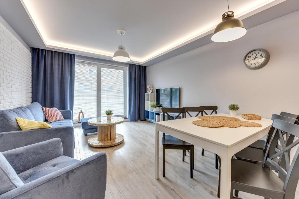 格但斯克的住宿－Marina Apartment Oldtown Gdansk，客厅配有沙发和桌子