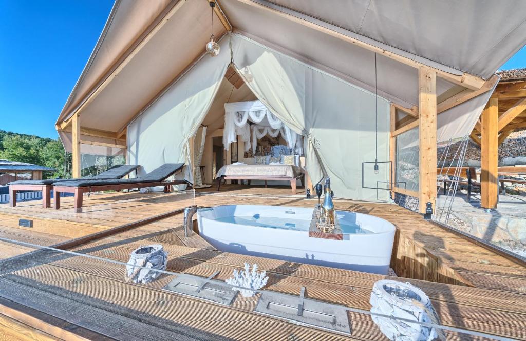 Fotografie z fotogalerie ubytování Golden Haven Luxe Glamp Resort v Murteru