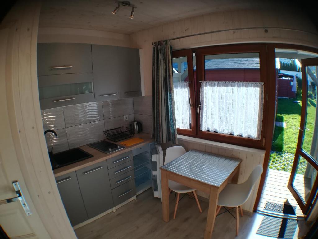 een kleine keuken met een tafel in een caravan bij Domki-Apartamenty HALS in Władysławowo