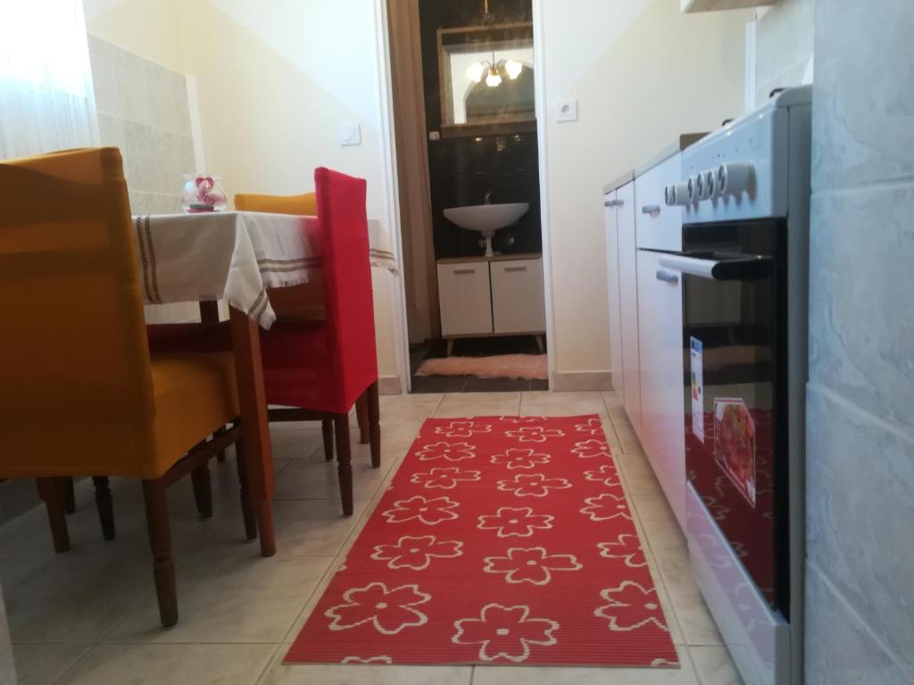 Kuchyňa alebo kuchynka v ubytovaní Apartman Aria & Amadea