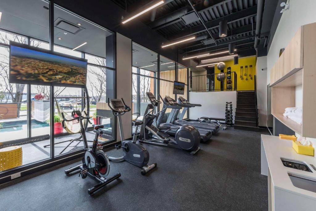 Fitness centrum a/nebo fitness zařízení v ubytování Hôtel & Suites Normandin Lévis