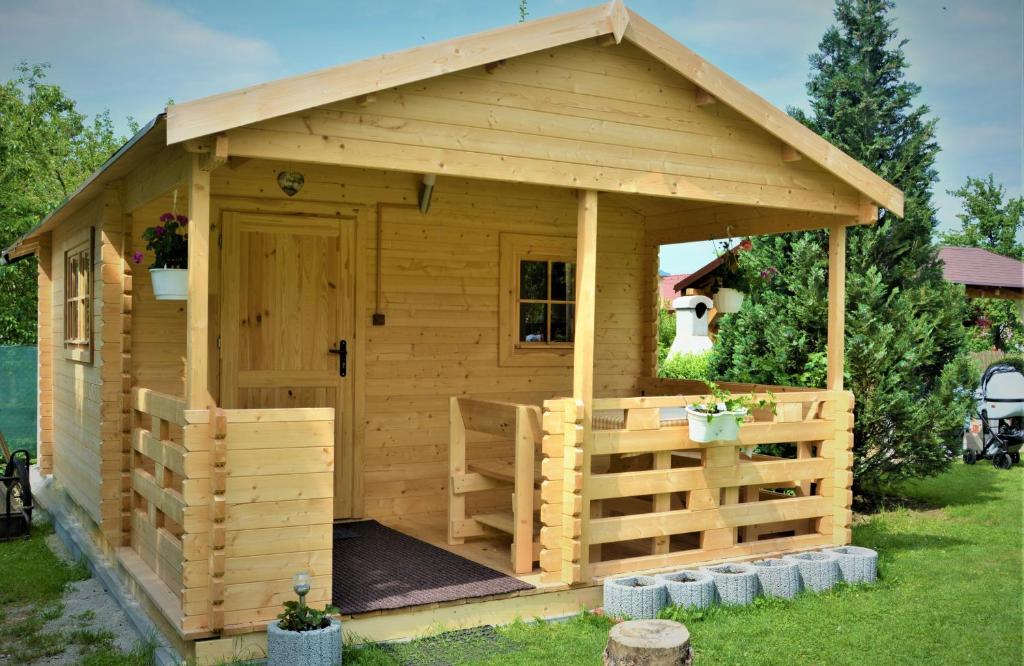 Strečno的住宿－Rekreačná chatka Oliver，一个带倾斜屋顶的木游戏屋