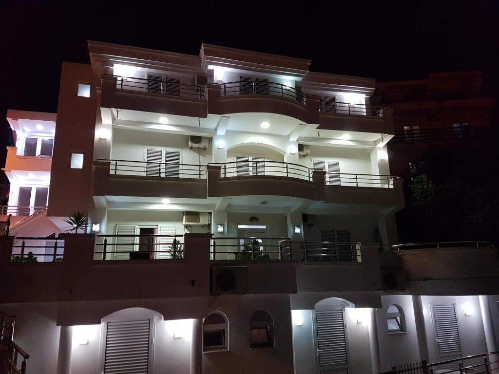 een groot gebouw met balkons in de nacht bij Apartments Maestro in Ulcinj