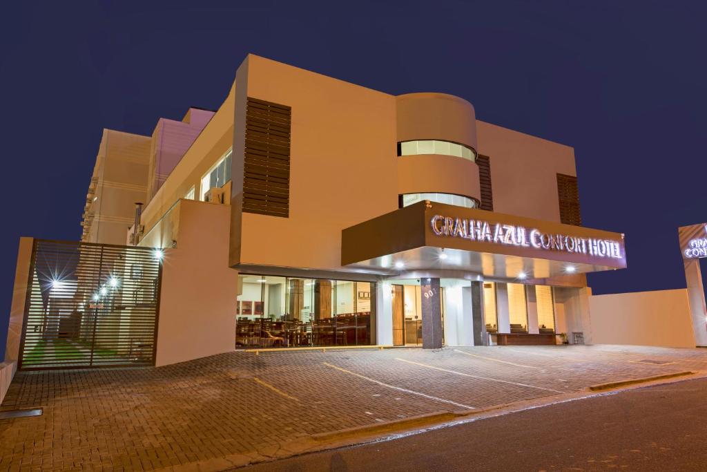 a building with a sign that reads cathedral real conference at Hotel Gralha Azul in Presidente Prudente