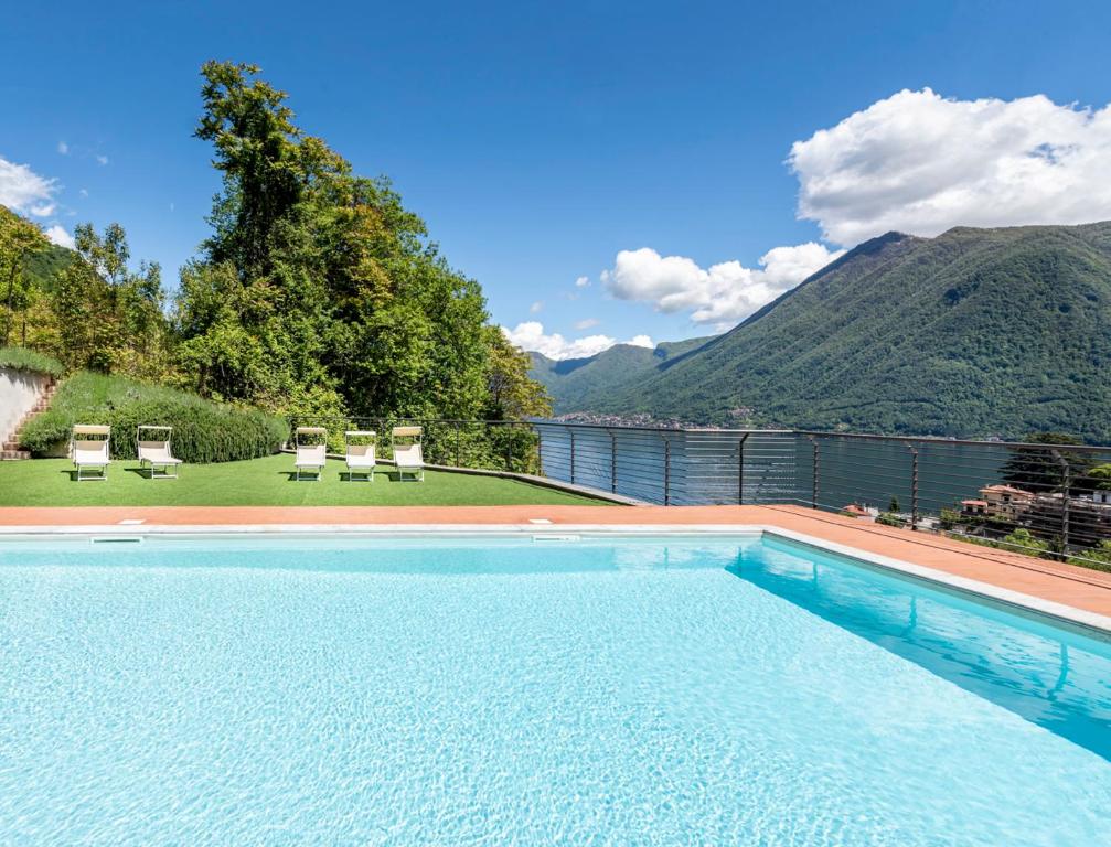 a swimming pool with a view of a mountain at Casa Bella in Argegno