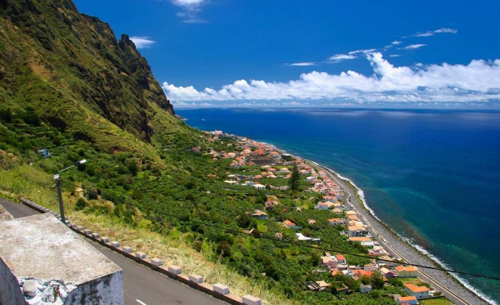 een luchtzicht op een dorp aan de zijkant van een berg bij Ocean Paradise BEACH VILLA Paul do Mar in Paul do Mar