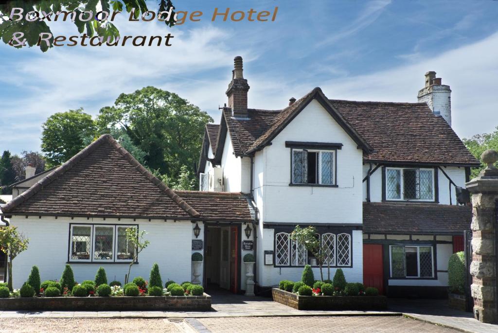 Biały dom z brązowym dachem w obiekcie Boxmoor Lodge Hotel w mieście Hemel Hempstead