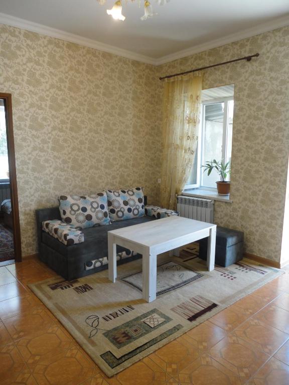 Posezení v ubytování Like Home Guesthouse & Tours