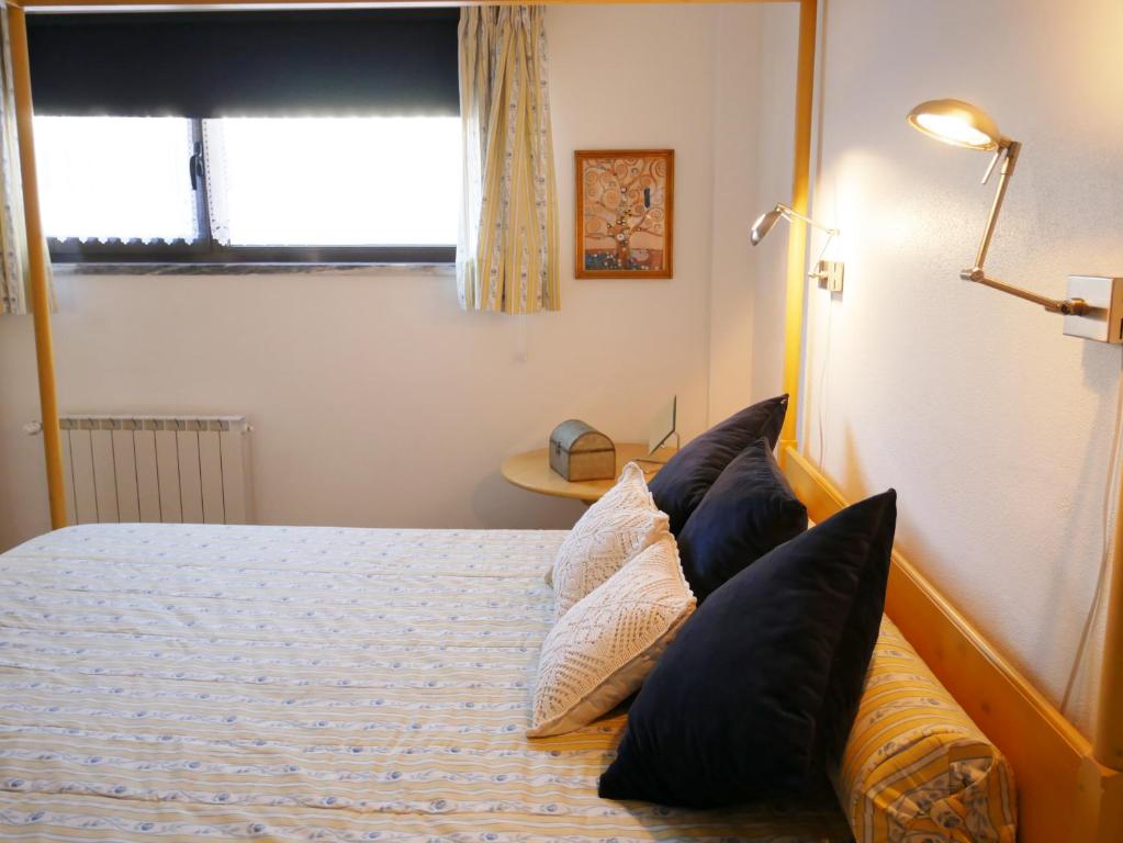 ナザレにあるCasa Terraçoのベッドルーム1室(枕付きのベッド1台、窓付)