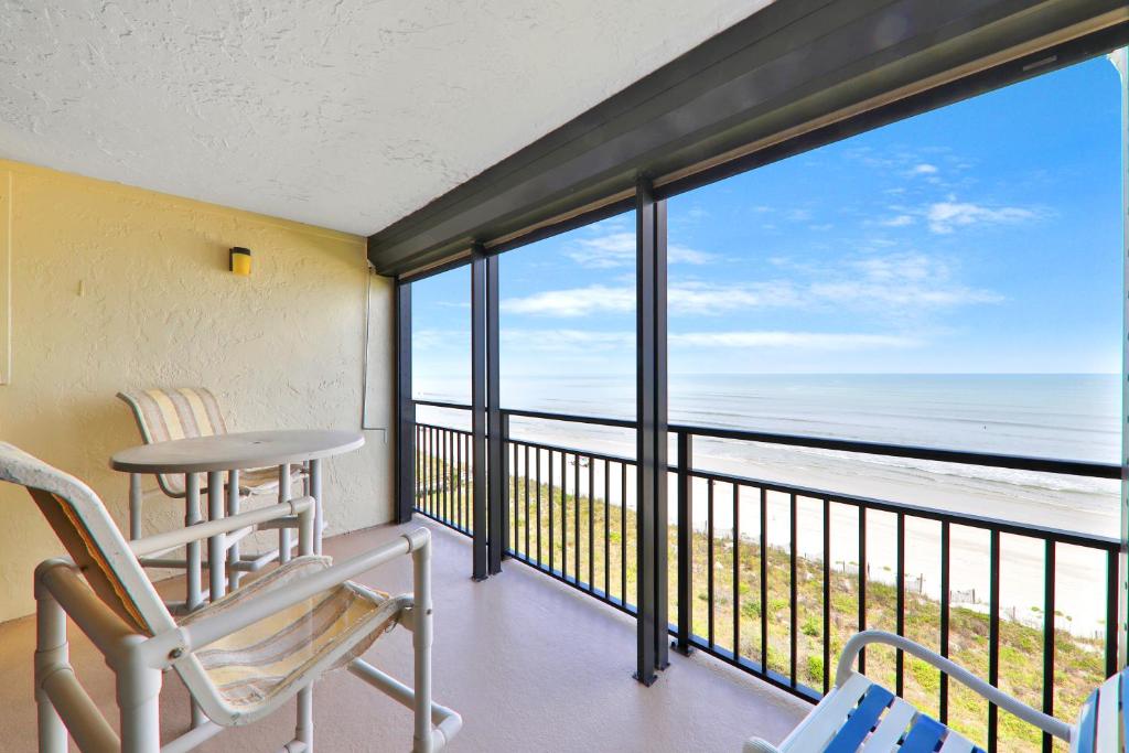 Μπαλκόνι ή βεράντα στο Spacious oceanfront condo with shared pool and tennis courts