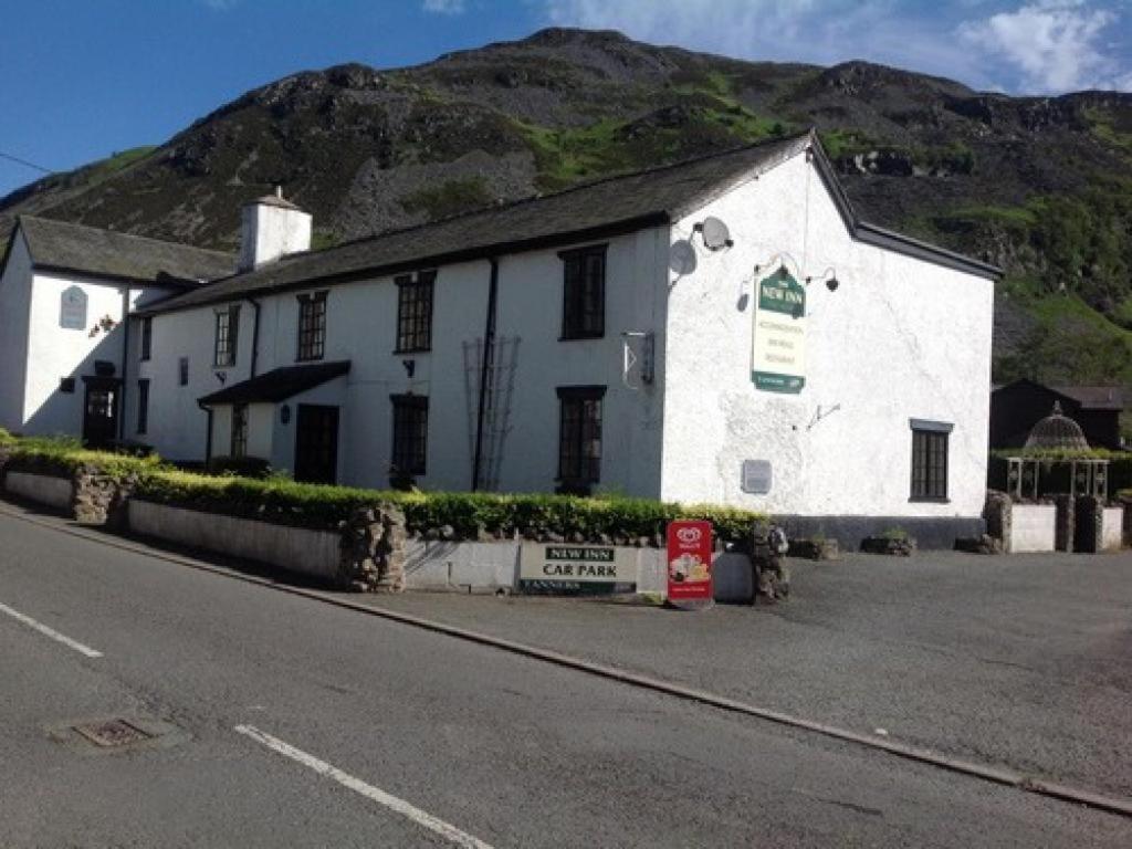 un edificio blanco sentado al lado de una calle en The New Inn en Oswestry