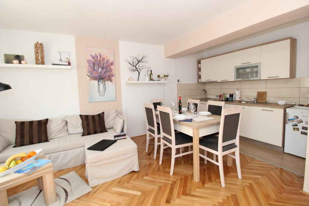 Kuchyň nebo kuchyňský kout v ubytování Apartmani Palma