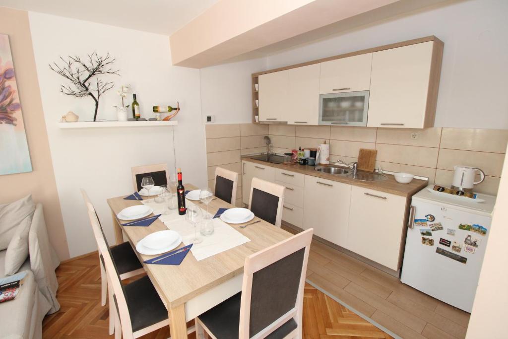 Kuchyň nebo kuchyňský kout v ubytování Apartmani Palma