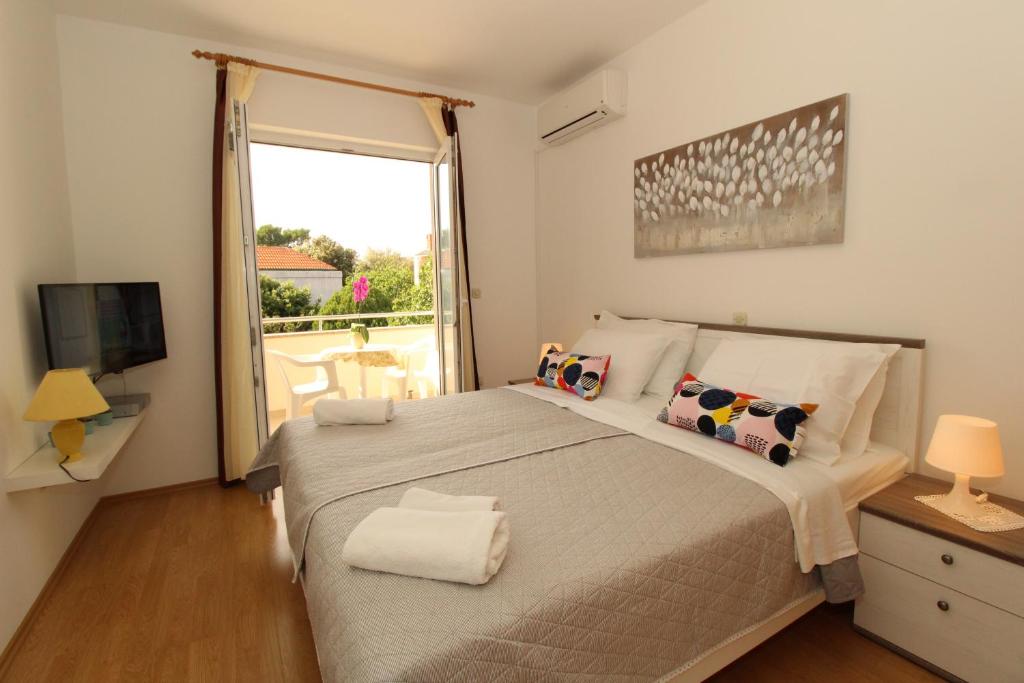 Postel nebo postele na pokoji v ubytování Apartmani Palma
