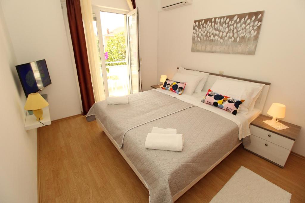Postel nebo postele na pokoji v ubytování Apartmani Palma