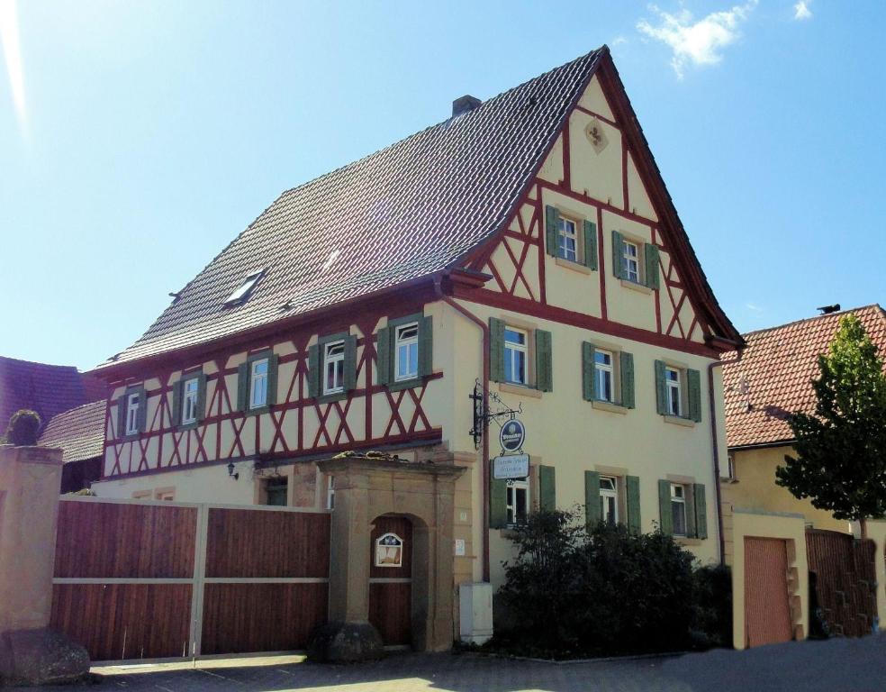 une maison à colombages avec un toit brun dans l'établissement Zehnthof, à Geldersheim