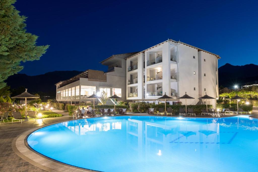 Bazén v ubytování Princess Golden Beach Hotel nebo v jeho okolí