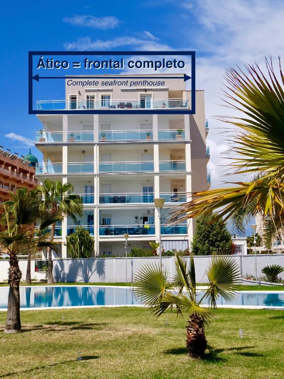 Bazén v ubytování Seafront Penthouse Almeria nebo v jeho okolí