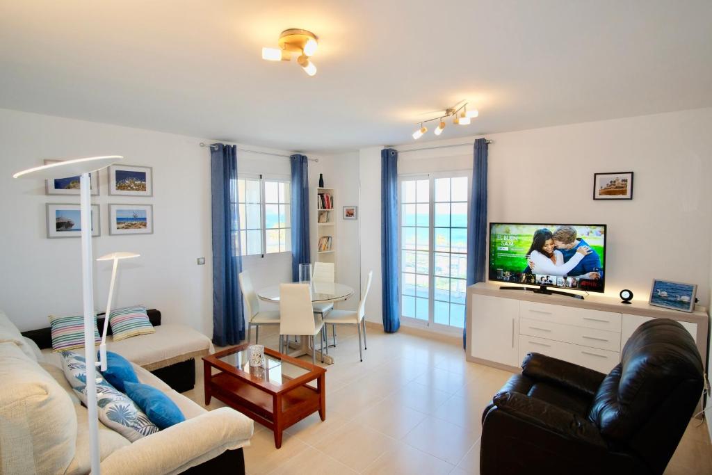 TV a/nebo společenská místnost v ubytování Seafront Penthouse Almeria