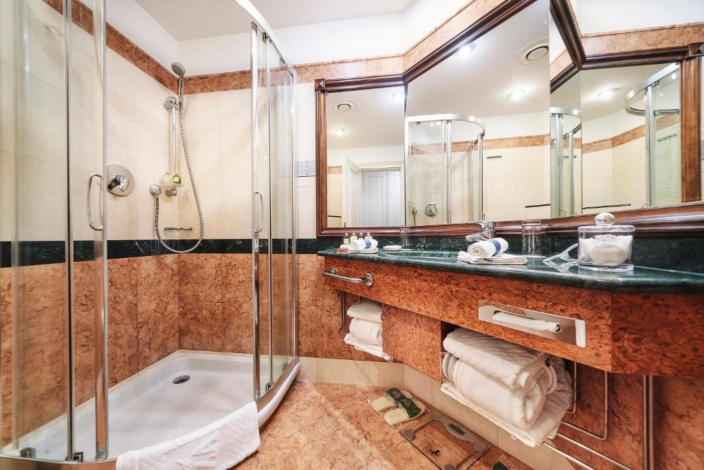 Koupelna v ubytování Carlsbad Plaza Medical Spa & Wellness hotel