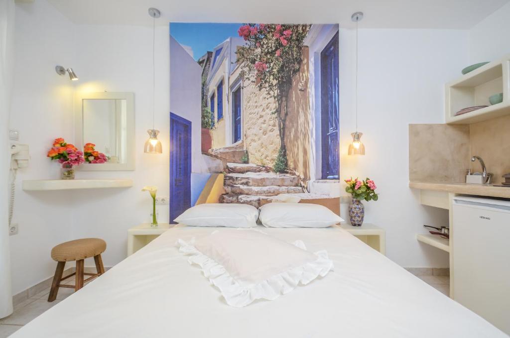 1 dormitorio con 1 cama y una pintura en la pared en simos luxury apartments, en Naxos Chora