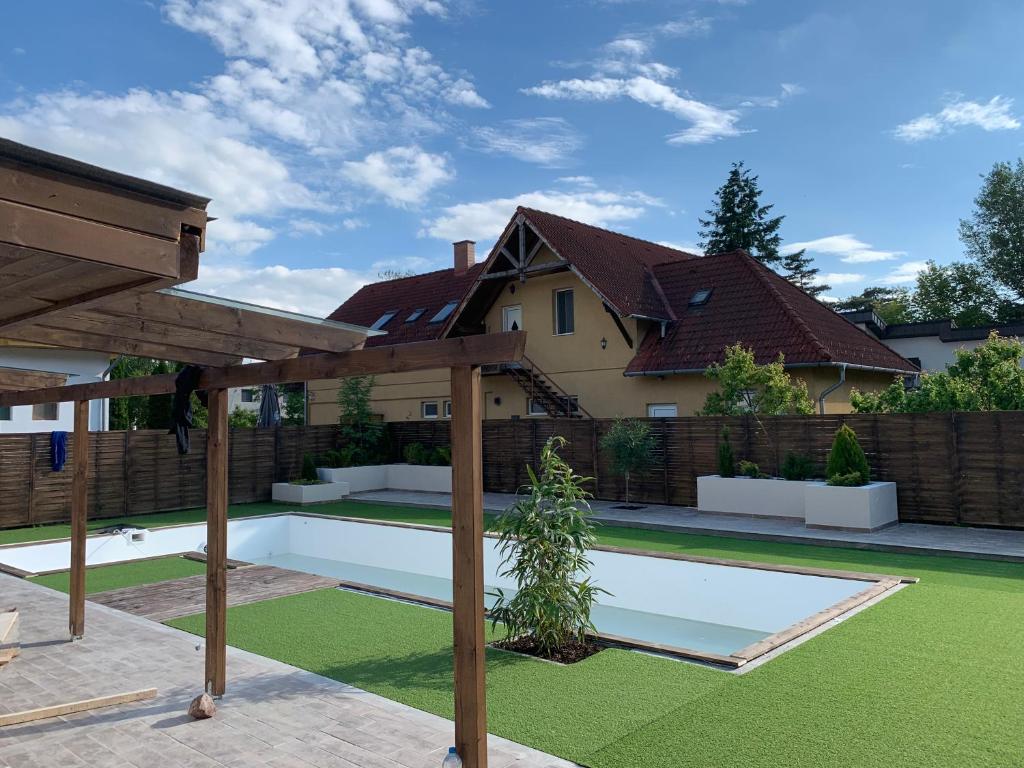 Bazén v ubytování Silver Lounge Siófok nebo v jeho okolí