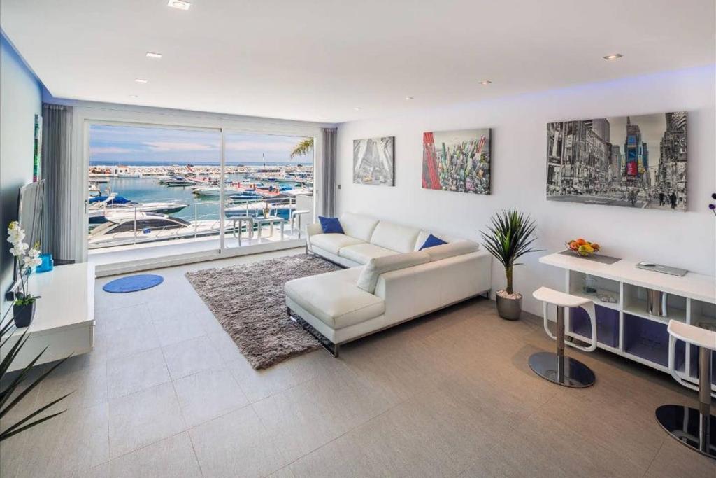 Posezení v ubytování Modern Frontline Puerto Banus Apartment M2