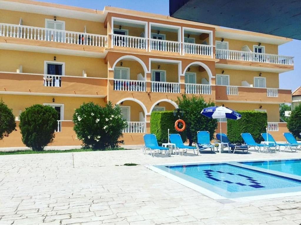 Bazén v ubytování Derekas studios & apartments nebo v jeho okolí