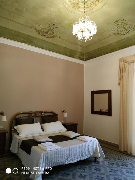 Postel nebo postele na pokoji v ubytování Le Suite del Teatro cucinino privato
