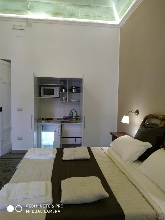 Postel nebo postele na pokoji v ubytování Le Suite del Teatro cucinino privato