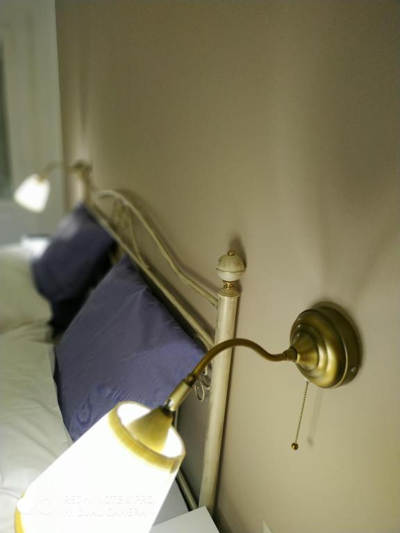Postel nebo postele na pokoji v ubytování Le Suite del Teatro cucinino privato
