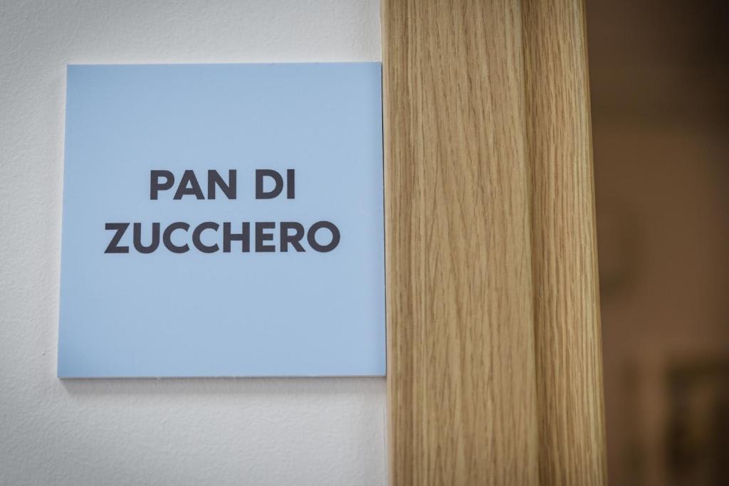 a sign that says pan dr zucchini on a wall at Bed and Breakfast Porto Flavia in Iglesias