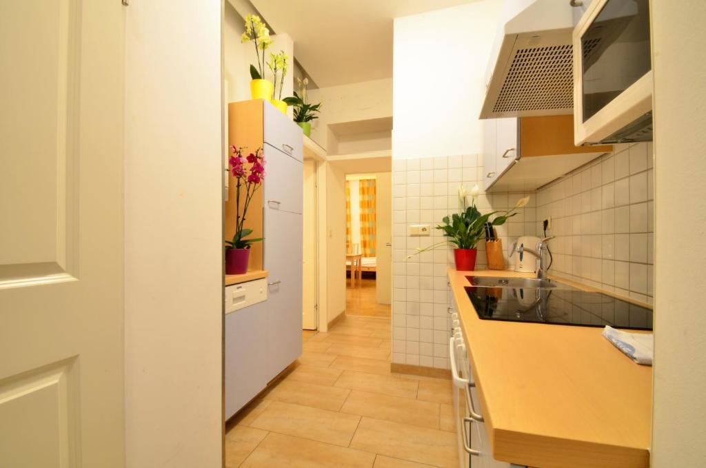 Cucina o angolo cottura di AJO Apartments - Messe City Flat - Self-Check-in