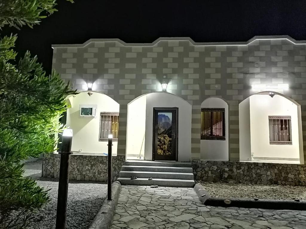 una casa con le luci sulla parte anteriore di Al Wafa House a Sa‘ab Banī Khamīs