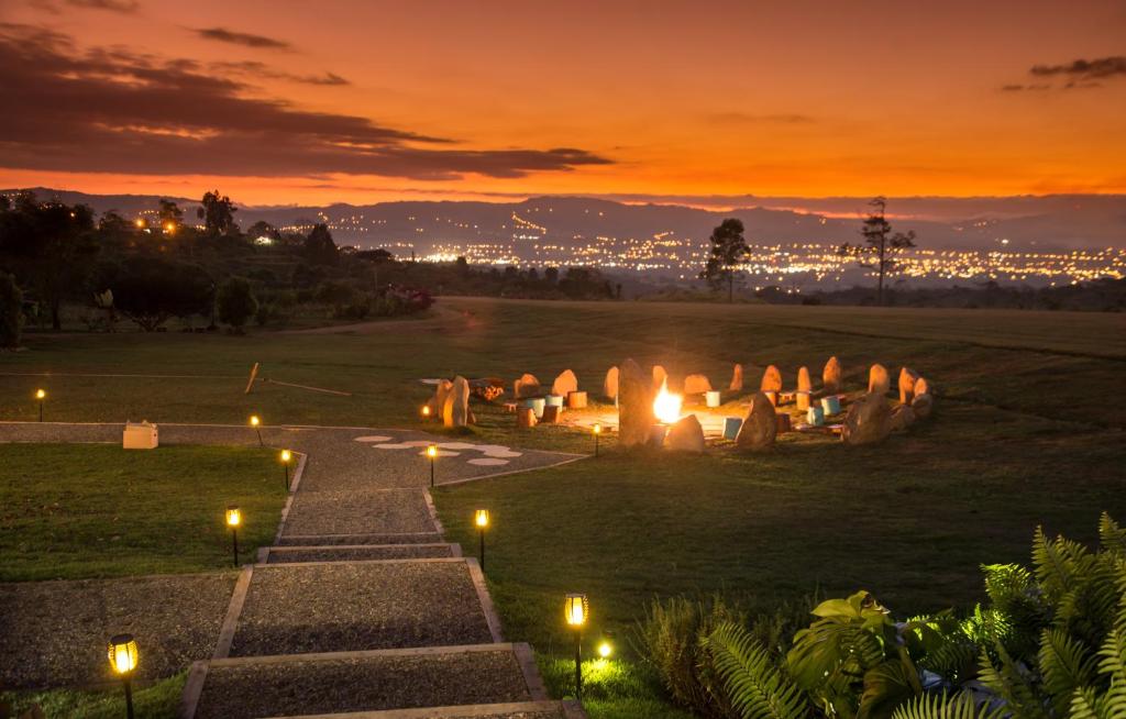 un parque de noche con luces en el césped en Kinkara Luxury Retreat en San Isidro