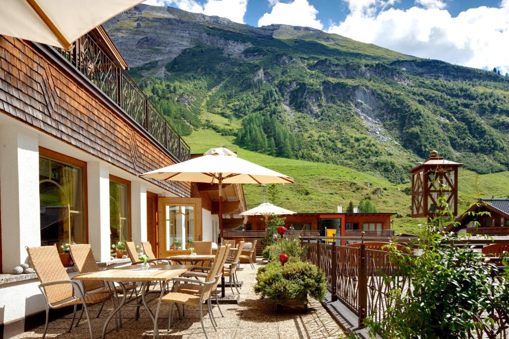Nespecifikovaný výhled na hory nebo výhled na hory při pohledu z hotelu