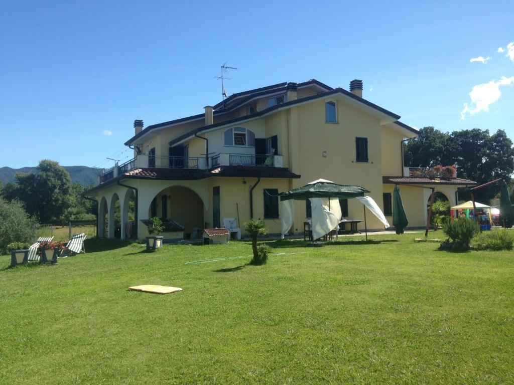 una grande casa con un ampio cortile con di Villa Naclerio a Sarzana