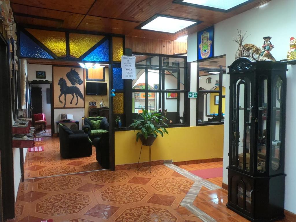 salon z kanapą i żółtą ścianą w obiekcie Posada Martha Tolima w mieście Salento