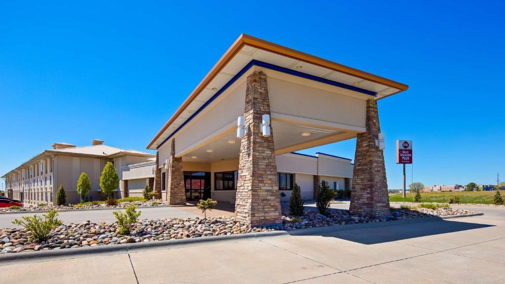eine Darstellung eines Hotelgebäudes mit Säulen in der Unterkunft Best Western Plus Mid Nebraska Inn & Suites in Kearney