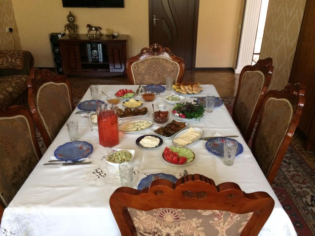 una mesa con platos de comida. en Gokor B&B, en Dilijan