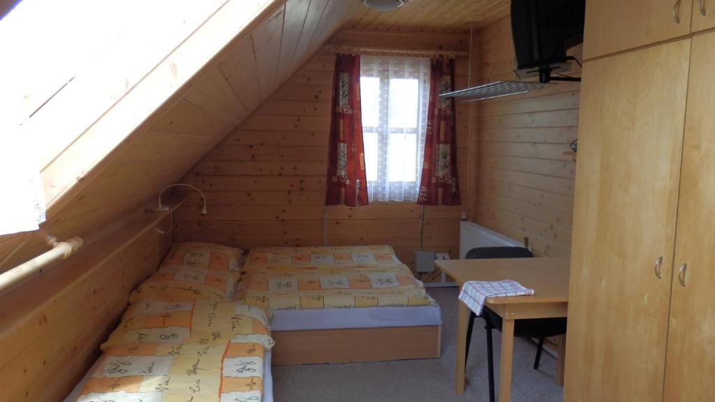 Postel nebo postele na pokoji v ubytování Hospůdka u vleku